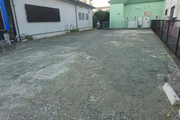 伐採後の真砂土 砕石敷き詰め駐車場工事